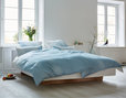 Bio Bettwäsche mit hellblauem Schmetterlings-Motiv im Schlafzimmer auf Bett