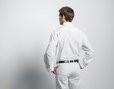 Bio Baumwoll Herren Hemd getragen Rückansicht mit Button-Down Kragen in Weiß mit optischen Aufhellern