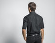 Kurzarm Herren Hemd aus Bio Baumwolle mit Button-Down Kragen in Schwarz Model Rückenansicht