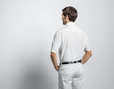 Kurzarm Herren Hemd aus Bio Baumwolle mit Button-Down Kragen in Weiß Model Rückenansicht