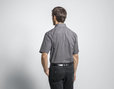Tailliertes Herren Hemd mit kurzen Armen und New-Kent Kragen aus Bio Baumwolle in Schiefer Grau Model Rückenansicht