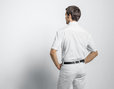 Tailliertes Herren Hemd mit kurzen Armen und New-Kent Kragen aus Bio Baumwolle in Weiß Model Rückenansicht