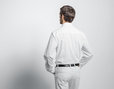 Herren Hemd aus Bio Zwirn mit New-Kent Kragen und extra Langarm in Weiß Model Rückenansicht