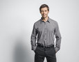 Herren Hemd tailliert aus Bio Baumwolle mit New-Kent Kragen in Schiefer Grau Model Vorderansicht