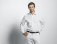 Herren Hemd tailliert aus Bio Baumwolle mit New-Kent Kragen in Weiß Model Vorderansicht