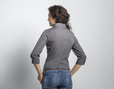 Bluse mit Dreiviertelarm und V-Kragen aus Bio-Baumwolle getragen von Model Rückenansicht Schiefer Grau