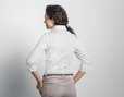 Bluse mit Dreiviertelarm und V-Kragen aus Bio-Baumwolle getragen von Model Rückenansicht Weiß