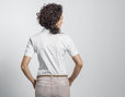 Bluse mit kurzen Armen und klassischem Schnitt getragen von Model Rückenansicht WeißWeiß