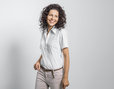Bluse mit kurzen Armen und klassischem Schnitt getragen von Model Vorderansicht Weiß