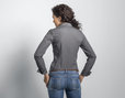 Taillierte Langarmbluse aus Bio-Baumwolle getragen von Model Rückenansicht in Schiefer Grau