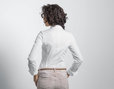 Taillierte Langarmbluse aus Bio-Baumwolle getragen von Model Rückenansicht in Weiß