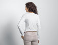 Shirt mit langen Armen für Damen aus Bio-Baumwolle Weiß getragen Model hinten