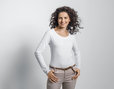 Shirt mit langen Armen für Damen aus Bio-Baumwolle in Wieß getragen Model vorne