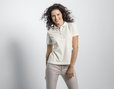 Gelegtes Polo-Shirt für Damen aus Bio-Baumwolle in Weiß ohne optische Aufheller Model vorne