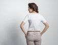 Rundhals T-Shirt für Damen aus Bio-Baumwolle in Weiß getragen von Model hinten