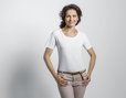 Rundhals T-Shirt für Damen aus Bio-Baumwolle in Weiß getragen von Model vorne