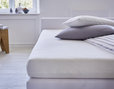 Spannbezug Doppel-Jersey in Weiß aufgezogen im Schlafzimmer auf Bett