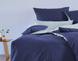 Edel-Linon Kissenbezüge Bio-Baumwolle auf Bett in den Farben Azurblau und Hellblau