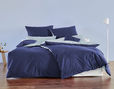 Wendebettwäsche aus Bio-Baumwolle in der Frabe Azurblau und Hellblau im Schlafzimmer auf Bett
