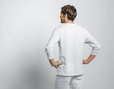 Herren Langarmshirt mit Rundhals aus Bio-Baumwolle getragen von Model Rückenansicht in Weiß