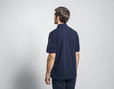 Herren Polo-Shirt aus Bio-Baumwolle getragen von Model Rückenansicht Marine Blau