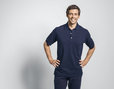 Herren Polo-Shirt aus Bio-Baumwolle getragen von Model Vorderansicht Marine Blau