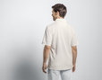 Herren Polo-Shirt aus Bio-Baumwolle getragen von Model Rückenansicht Weiß
