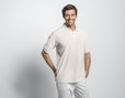 Herren Polo-Shirt aus Bio-Baumwolle getragen von Model Vorderansicht Weiß
