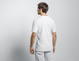 T-Shirt mit Rundhals für Männer aus Bio-Baumwolle in Weiß getragen von Model Rückansicht