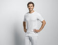 T-Shirt mit Rundhals für Männer aus Bio-Baumwolle in Weiß getragen von Model Vorderansicht