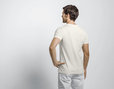 Herren T-Shirt aus Bio-Baumwolle mit V-Ausschnitt getragen von Model Rückansicht in Naturfarbe