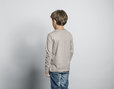 Langarmshirt für Kinder mit Rundhals aus Bio-Baumwolle getragen von Model Rückenansicht in Sand Braun