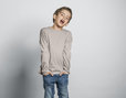 Langarmshirt für Kinder mit Rundhals aus Bio-Baumwolle getragen von Model Vorderansicht in Sand Braun