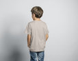 T-Shirt mit Rundhals für Kinder aus Bio-Baumwolle getragen von Model Rückenansicht in Sand Braun