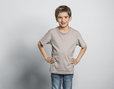 T-Shirt mit Rundhals für Kinder aus Bio-Baumwolle getragen von Model Vorderansicht in Sand Braun