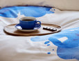 Bio Satin Bettwäsche Kollektion als Ausschnitt von Bettdecke mit Dekoration