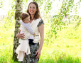 Mutter trägt Baby mit Cotonea Tragetuch aus Bio Baumwolle in Naturfarbe