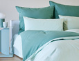 Edel-Biber Wendebettwäsche aus Bio-Baumwolle von Cotonea auf Bett im Schlafzimmer in Aqua und Arktik