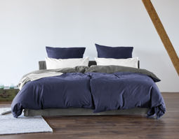 Edel-Biber Wendebettwäsche aus Bio-Baumwolle von Cotonea im Schlafzimmer in Azurblau und Silber