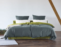 Edel-Biber Wendebettwäsche aus Bio-Baumwolle von Cotonea im Schlafzimmer in Türkis und Olivgrün