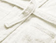 Frottier-Bademantel aus Bio-Baumwolle mit Gürtel von Cotonea in Weiß ohne optische Aufheller