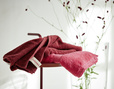 Frottier-Handtücher von Cotonea aus Bio-Baumwolle in Bordeaux und Tulip