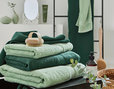 Frottier-Handtücher von Cotonea aus Bio-Baumwolle in Salbei und Smaragd