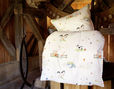 Kinderbettwäsche aus Bio-Baumwolle von Cotonea mit Bauernhof Tiermotiven in der Scheune