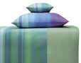 Satin Bettwäsche auf dem Bett aus Bio-Baumwolle von Cotonea in Meran Grün
