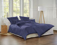 Satin-Bettwäsche aus Bio-Baumwolle von Cotonea im Schlafzimmer in Azurblau