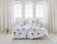 Satin-Bettwäsche mit Blumenmuster im Schlafzimmer aus Bio-Baumwolle von Cotonea