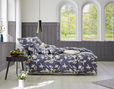 Blaue Blumen-Ornament Satin-Bettwäsche aus Bio-Baumwolle von Cotonea im Schlafzimmer