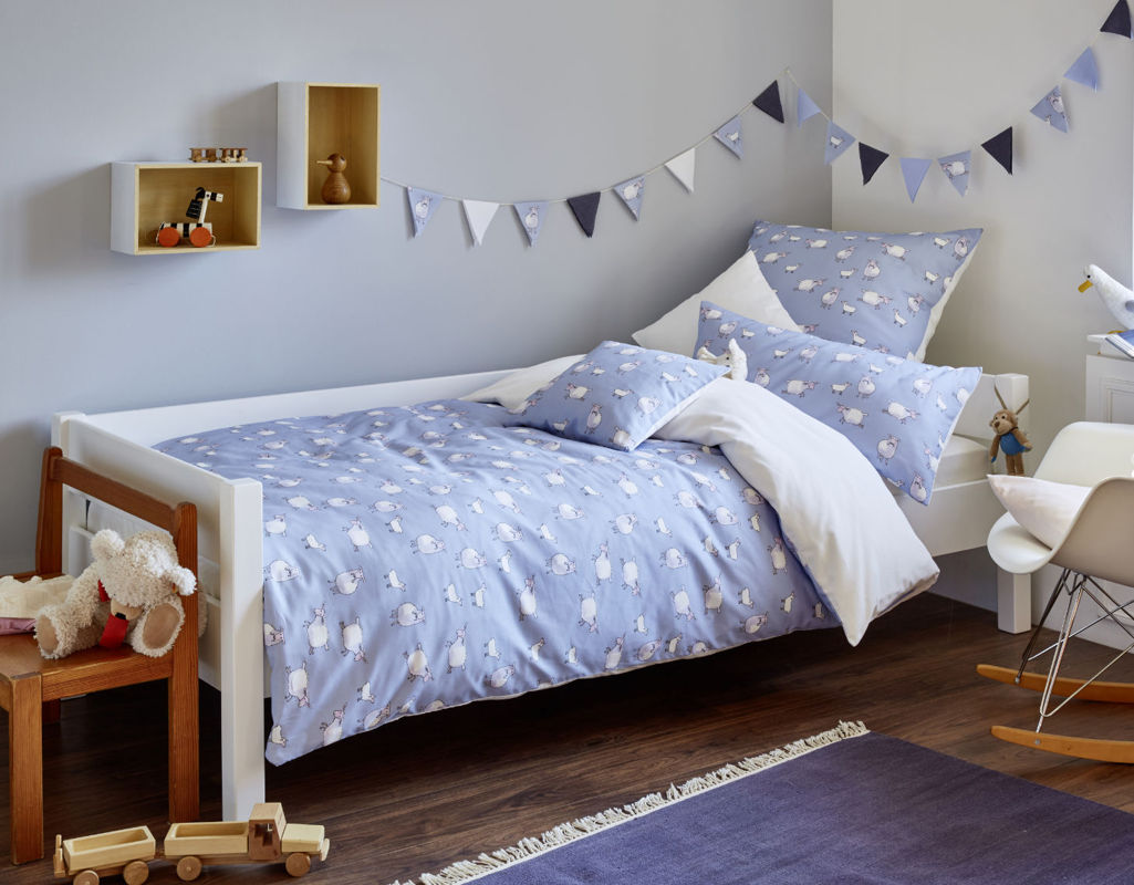 Bio-Kinderbettwäsche im Kinderzimmer mit Schäfchen-Motiven Blau und Weiß