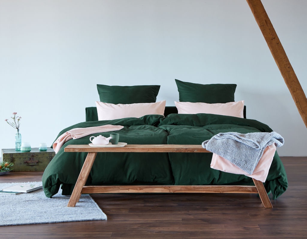 Edel-Biber Bettwäsche Kollektion auf Bett im Schlafzimmer in Pinien Grün